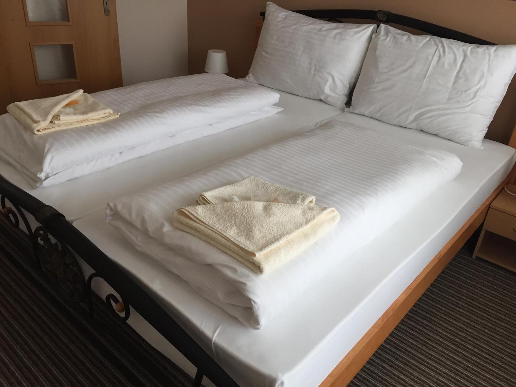 Bed & Breakfast Hotel Perla Нове-Место-над-Вагом Экстерьер фото
